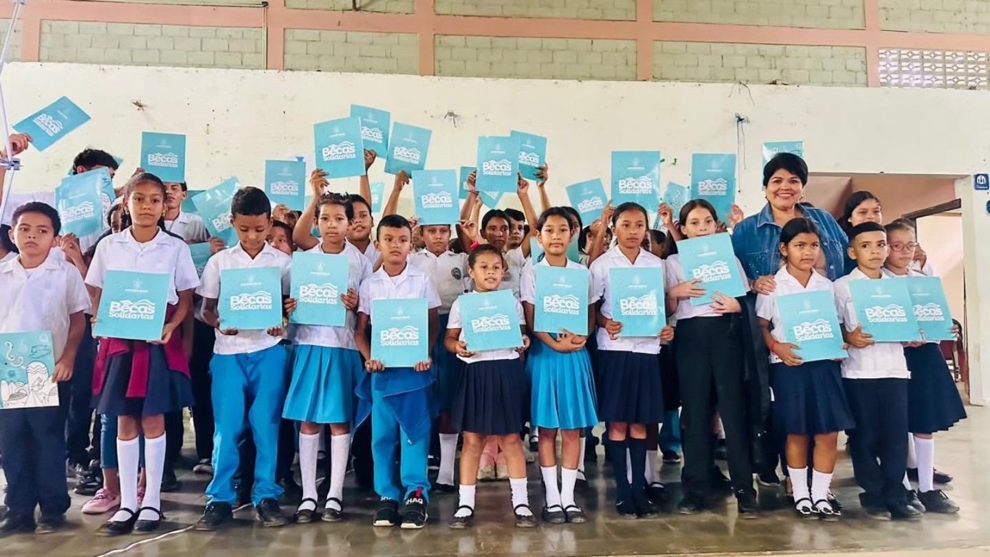Gobierno de Xiomara Castro entrega Becas Solidarias en Olancho e Intibucá